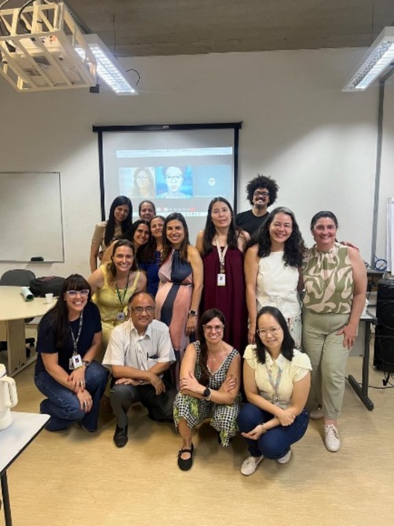 Práticas de Comunicação Não Violenta (CNV) e Informações sobre o Guia Lilás Equipe que participou da oficina de combate ao assédio, discriminação e promoção de comunicação não violenta