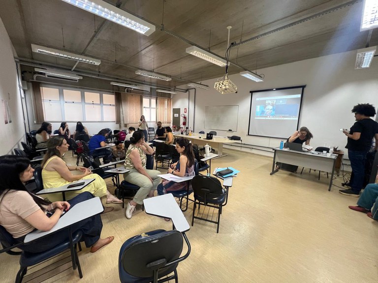 Práticas de Comunicação Não Violenta (CNV) e Informações sobre o Guia Lilás Pessoas realizando a oficina de combate ao assédio, discriminação e promoção de comunicação não violenta