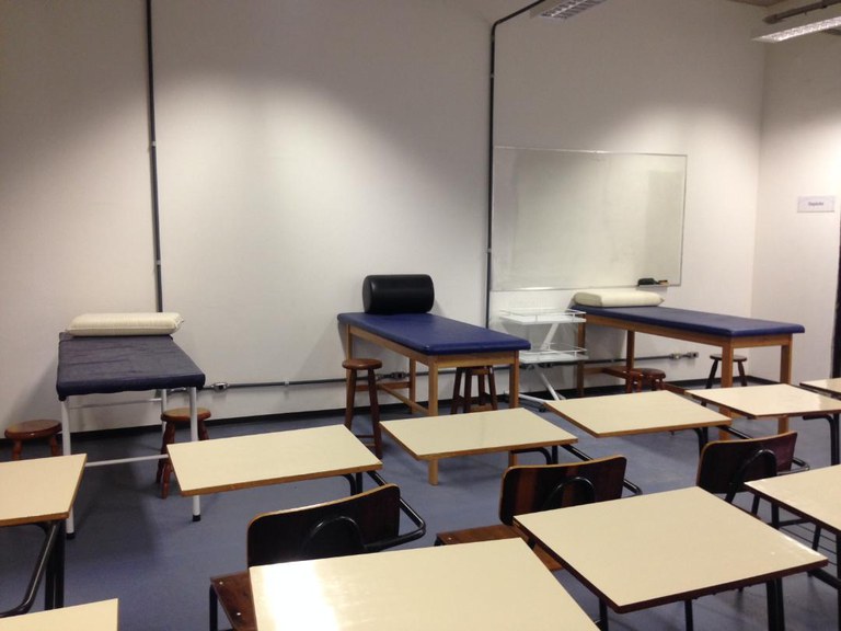 Ambiente do Laboratório de Eletrotermofototerapia, com macas e mesas